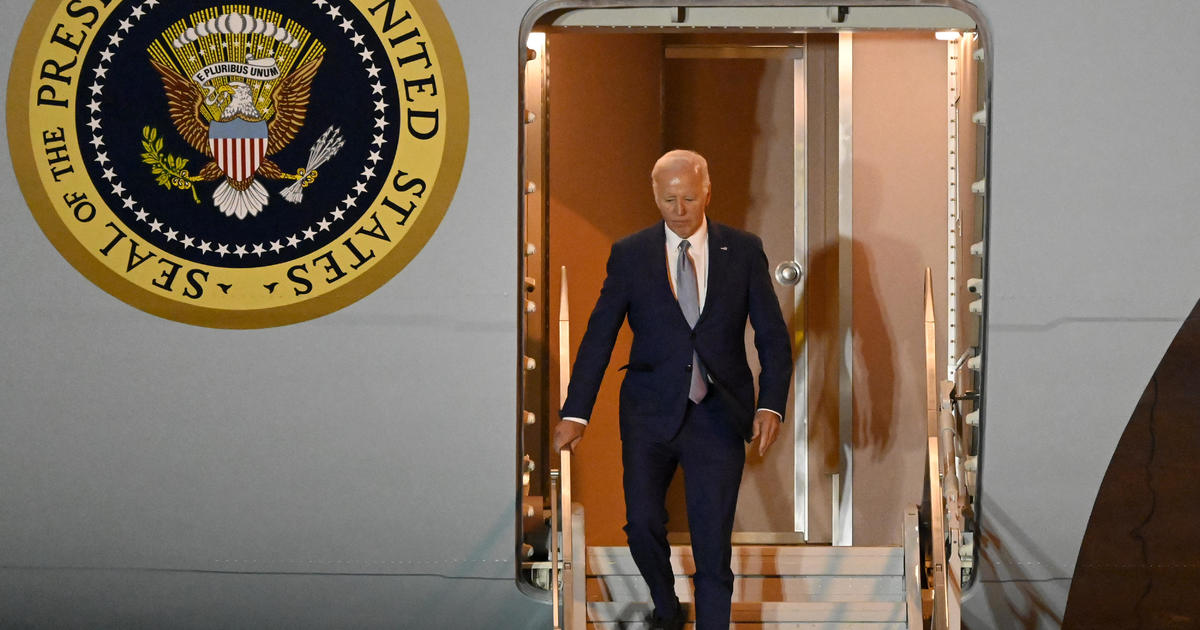 Biden pays respects to Norman Lear at shiva during Los Angeles fundraising trip.