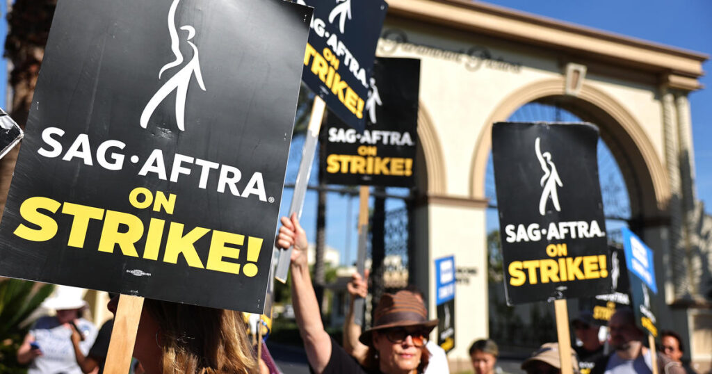 Members of SAG-AFTRA have voted to approve a labor agreement with studios in Hollywood.