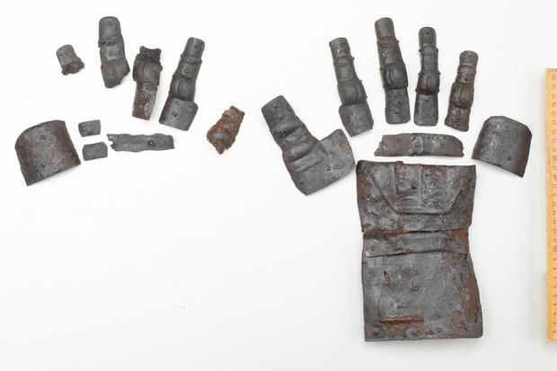 A group of archaeologists discover a unique armor from the 14th century in the vicinity of a Swiss castle. The discovery is described as remarkable.