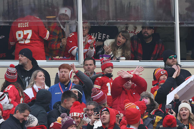 On New Year's Eve in Kansas City, Taylor Swift showed her support for Travis Kelce at the Chiefs game.