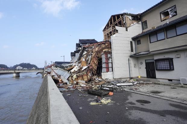 The number of deaths from the earthquakes in western Japan has increased to 126.