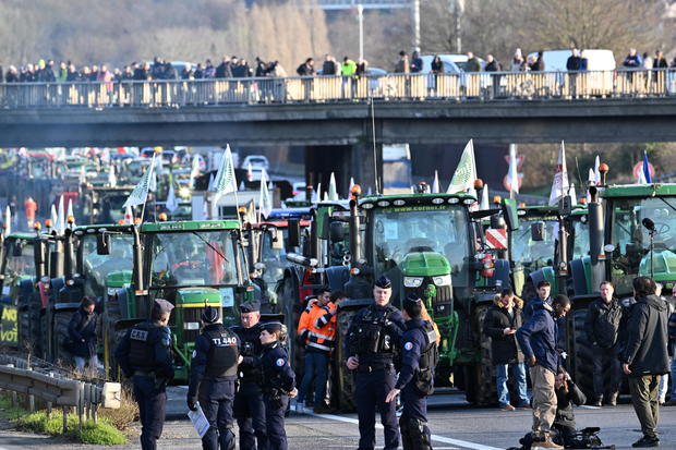79 people were arrested during the farmers' protests in France, causing significant traffic delays in Paris due to the presence of tractors.