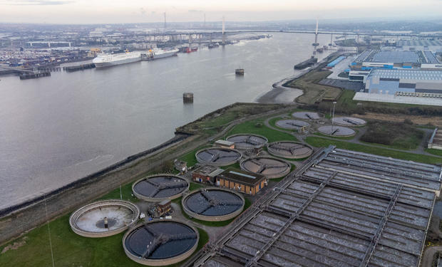 Oxford-Cambridge boat racers warned of "alarmingly high" E. coli levels in London's sewage-infused Thames