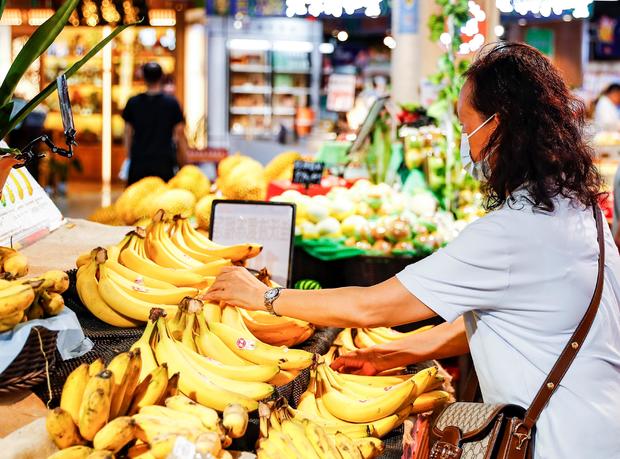 The rising temperatures caused by climate change will result in an increase in the cost of bananas. Certain experts argue that this price hike should already be in effect.