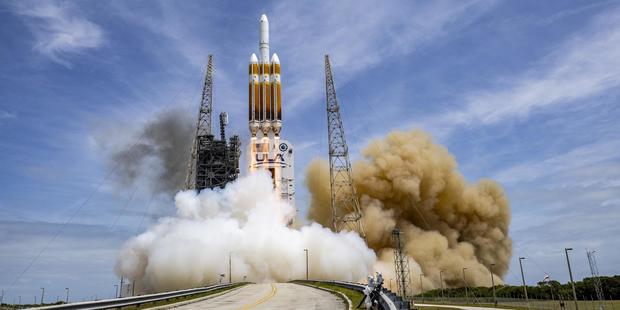 Ending an era, final Delta 4 Heavy boosts classified spy satellite into orbit