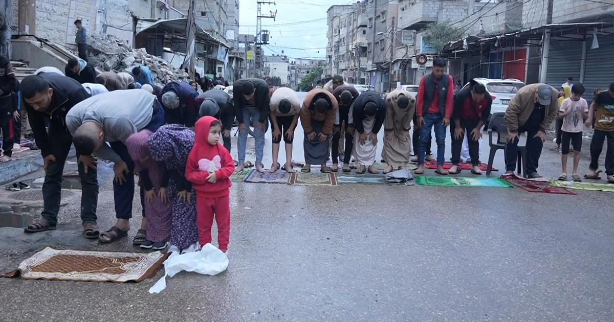 Palestinians celebrate Eid al-Fitr amid war