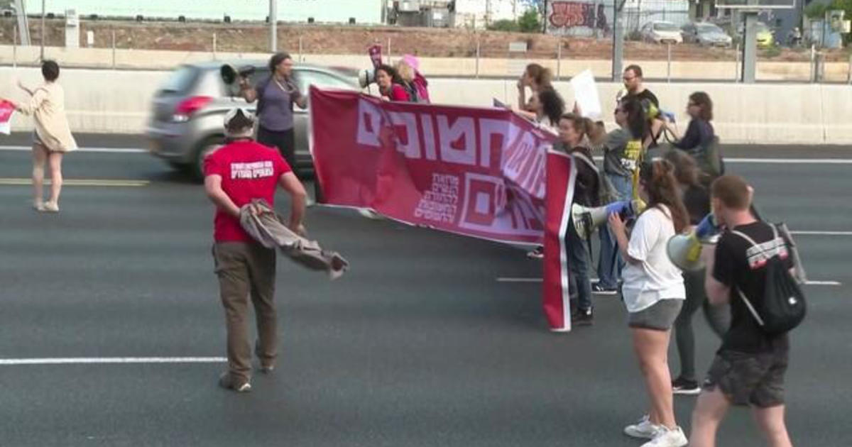 Tel Aviv demonstrators demand hostage deal