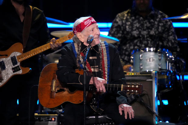 Country music legend Willie Nelson cancels tour performances