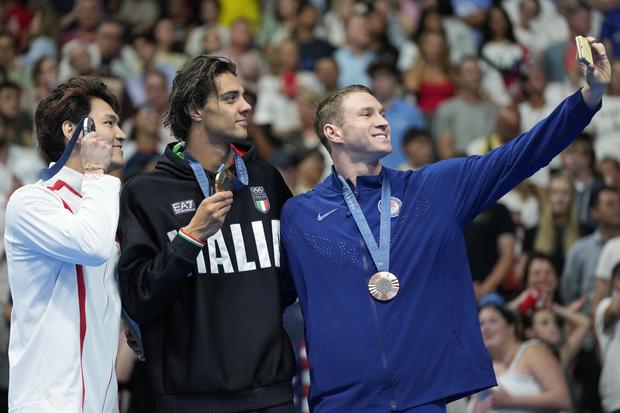 U.S. swimmer Ryan Murphy's wife surprises him with gender reveal after he wins medal