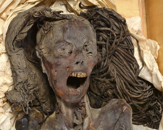 Ancient mummy with shrieking expression may have "died screaming from agony," Egyptian researchers say