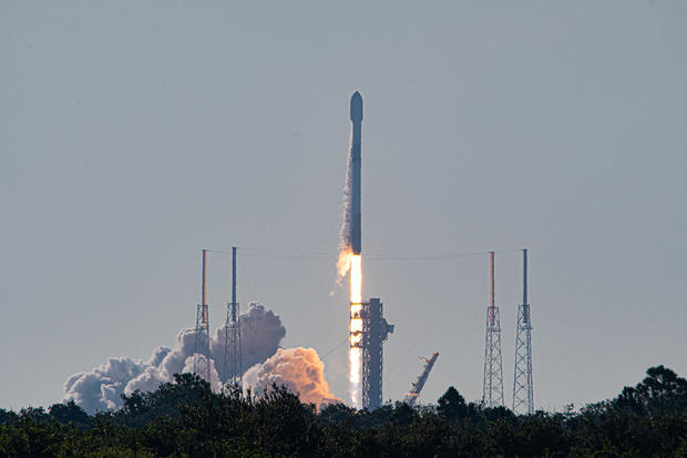 SpaceX launches 21 more Starlinks in first flight of weekend triple header