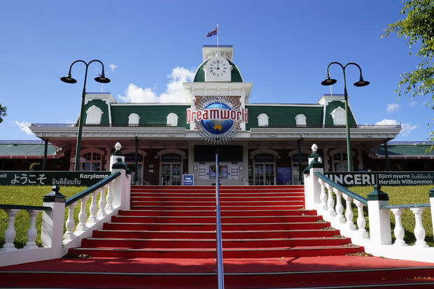 Animal handler attacked by tiger at Australia theme park, rushed to hospital with serious wounds to her arm