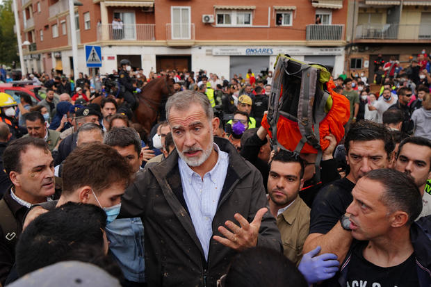 Angry crowd toss mud, insults at Spanish king visiting region devastated by floods