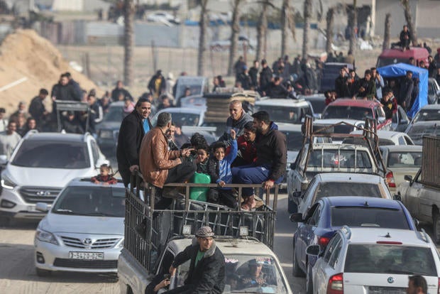 Displaced Palestinians start returning their houses after the ceasefire came into force 