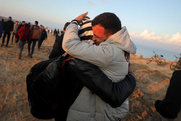 Displaced Palestinians return to their homes in northern Gaza 