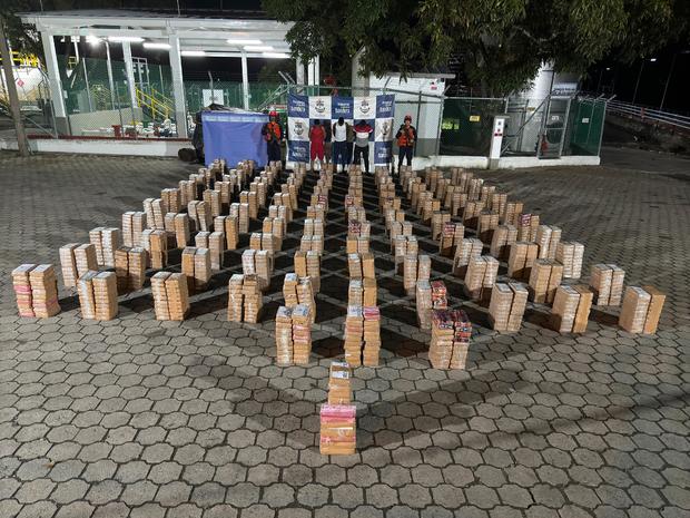 Colombian Navy intercepts first "narco sub" of year, seizes more than 5,000 pounds of cocaine