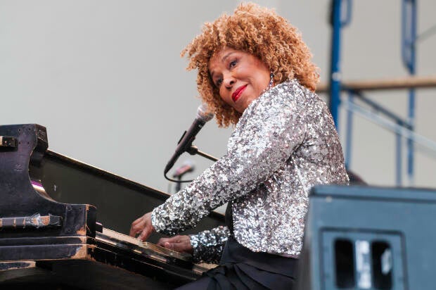 Roberta Flack, Grammy-winning singer known for "Killing Me Softly with His Song" and other hits, dies at age 88