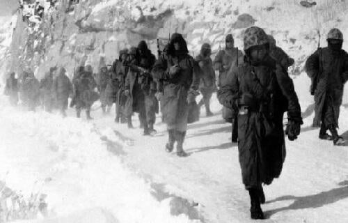 koreanwar-retreatfromchansinfoot.jpg 