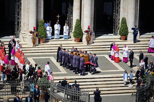 TOPSHOT-ITALY-VATICAN-RELIGION-POPE-FUNERAL 