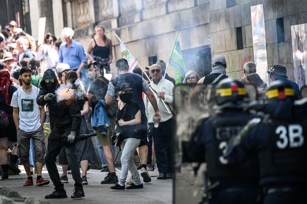 TOPSHOT-FRANCE-POLITICS-SOCIAL-LABOUR-MAY DAY-DEMO 